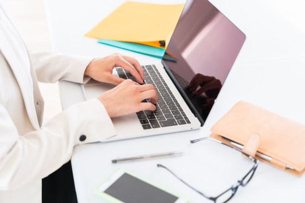 亚洲女商人使用笔记本电脑，双手图片下载