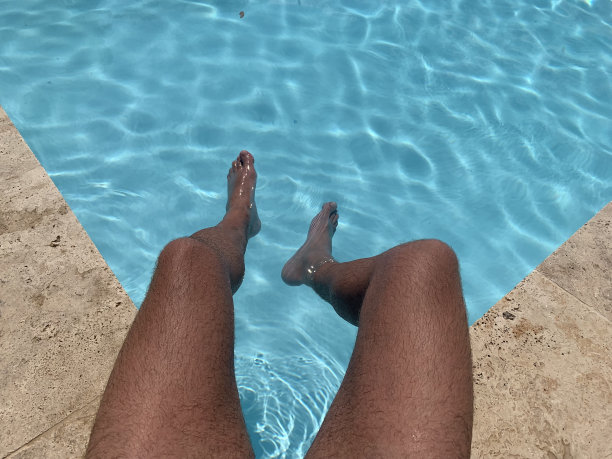 在泳池边放松。图片下载