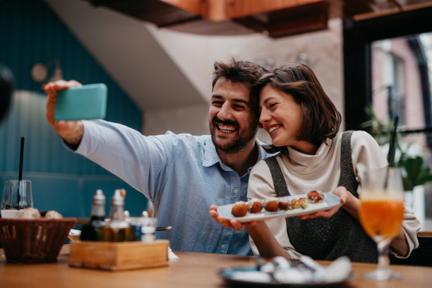 约会午餐时的自拍图片下载