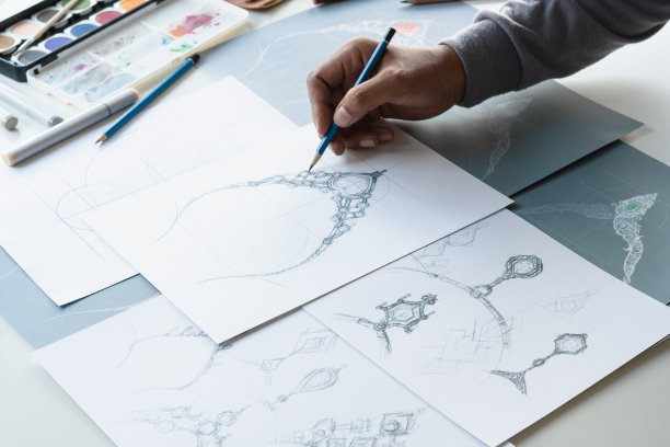 设计师设计钻石珠宝图纸素描制作作品工艺独特的手工奢华项链产品创意。图片下载