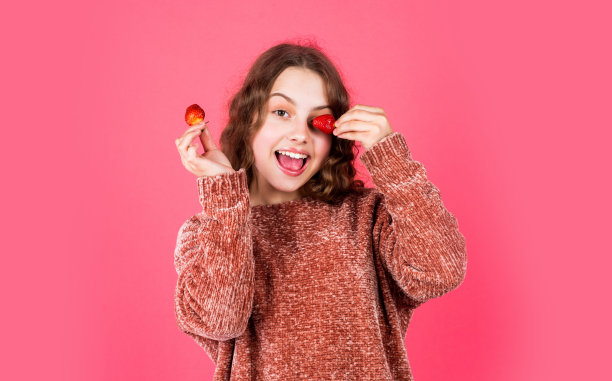 健康的早餐。维生素的概念。多汁的浆果。夏日浆果。女孩吃着新鲜的天然草莓。健康食品。卫生保健。孩子吃草莓。快乐的孩子。蔗糖果糖葡萄糖图片下载