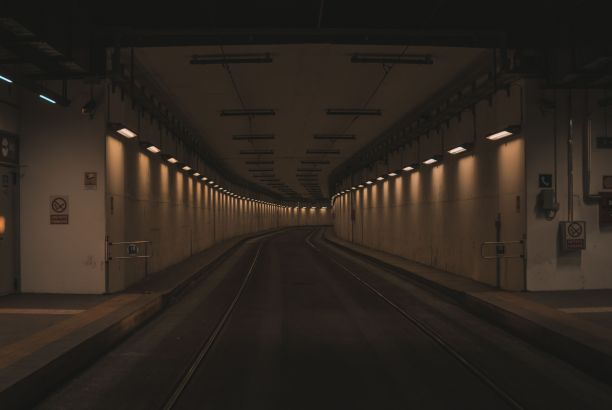 极简主义的电车隧道与昏暗的灯光图片下载