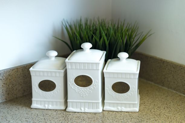 特写优雅的厨房罐子，茶，咖啡，糖与黄金标签图片下载