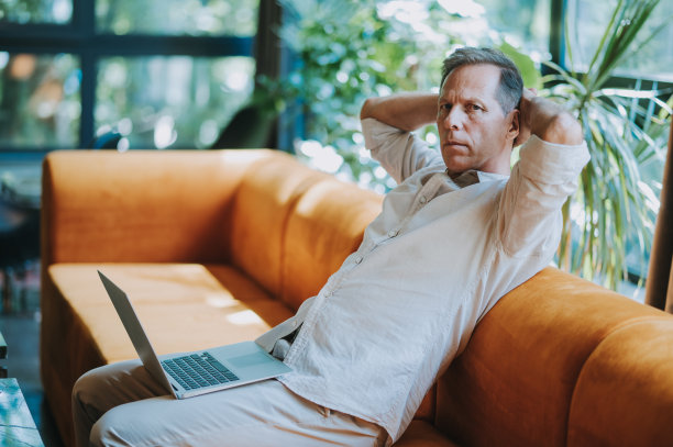 人们在创业公司工作的电影画面。图片下载