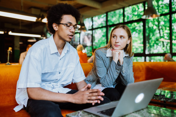 人们在创业公司工作的电影画面。图片下载