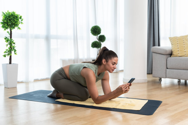 年轻女子车祸后在家进行康复锻炼。年轻女孩的恢复训练与瑜伽训练姿势拉伸肌肉。女性产后放松。图片下载