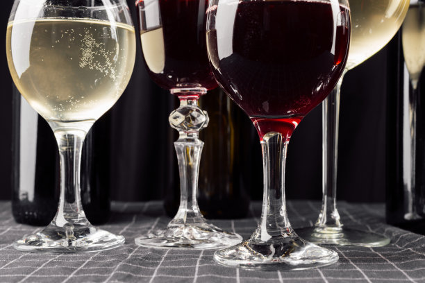 很多杯不同的酒图片下载