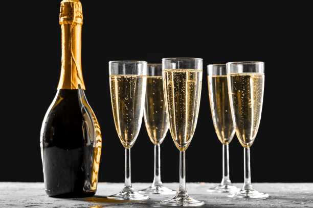 一瓶一瓶的香槟图片下载