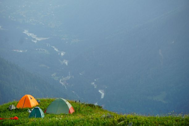 以山为背景的野营帐篷图片下载