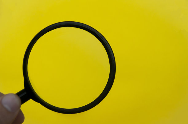 木制办公桌上的放大镜，可定制文本或想法的空间。本空间图片下载