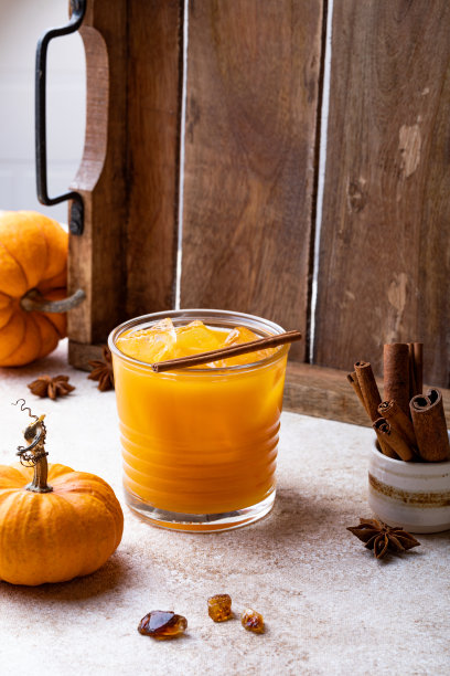 秋季南瓜香料老式鸡尾酒，加入肉桂或香料波旁碎图片下载