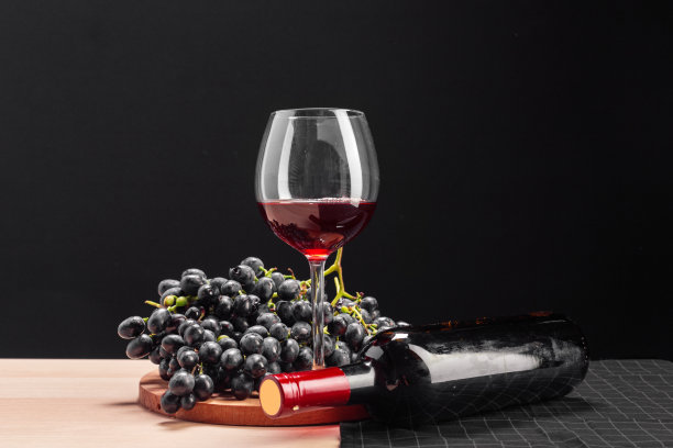 酒和葡萄在桌子上图片下载