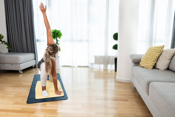 年轻女子车祸后在家进行康复锻炼。年轻女孩的恢复训练与瑜伽训练姿势拉伸肌肉。女性产后放松。图片下载