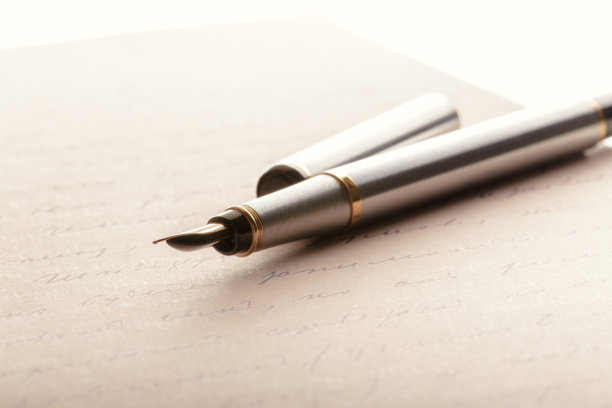 钢笔在书写页图片下载