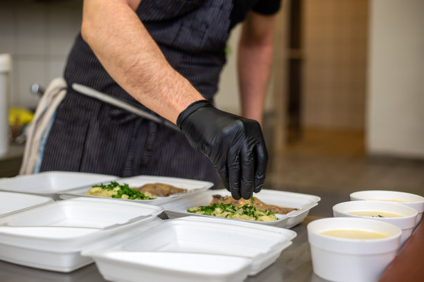 厨师在餐厅或酒吧准备外卖，外卖理念，送货上门，网上订购图片下载