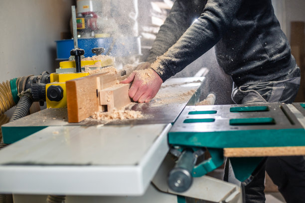 专业木匠在巨大的锯子上切割木材，打造现代家具、细木工和木工概念图片下载