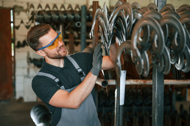 质量测试。穿着制服的人正在工作站研究农业技术细节图片下载