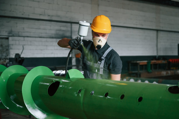 防毒面具。画细节。穿着制服的人正在工作站研究农业技术细节图片下载