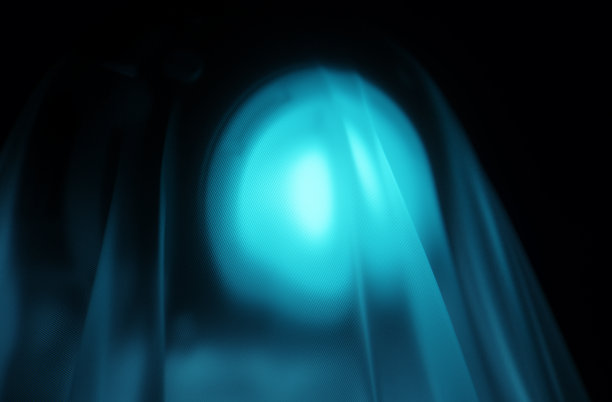 一场产品发布会上，一架隐藏在薄板后面的新型送货无人机图片下载