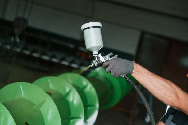 绘画细节以绿色为主色调。穿着制服的人正在工作站研究农业技术细节图片下载