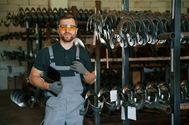 站在平板电脑。穿着制服的人正在工作站研究农业技术细节图片下载