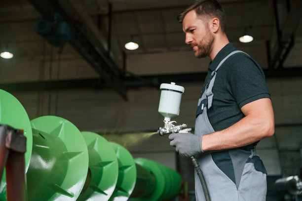 绘画细节以绿色为主色调。穿着制服的人正在工作站研究农业技术细节图片下载