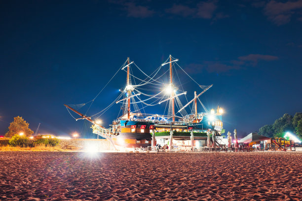 保加利亚瓦尔纳的海盗船餐厅，海滩上的夜晚图片下载