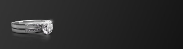 优雅的钻石戒指在黑色背景，广泛的形象。三维渲染图片下载