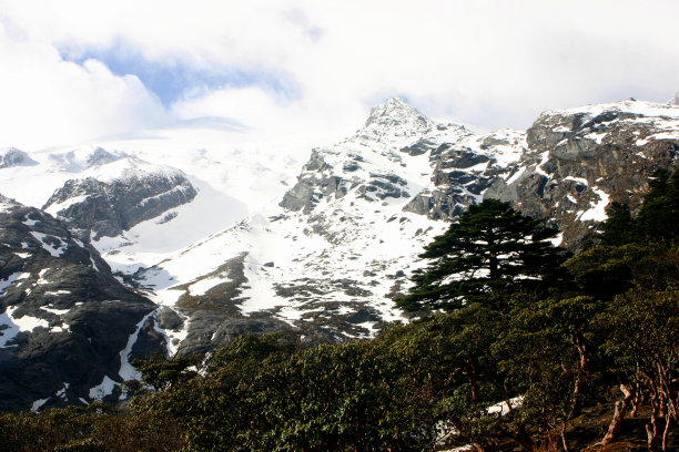 从4000米高的大本营仰望哈巴雪山图片下载