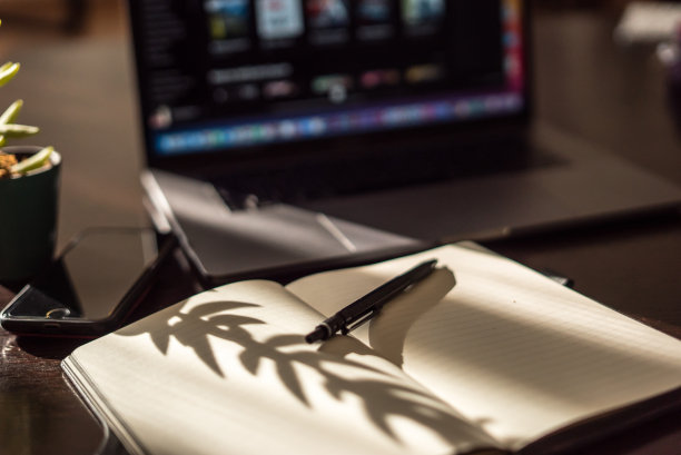 学校用品静物手机笔记本笔都放在桌子和工作台上图片下载