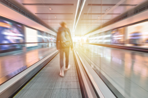 机场候机楼内可移动人行道图片下载