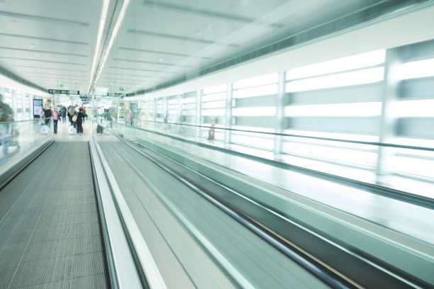 机场候机楼内可移动人行道图片下载