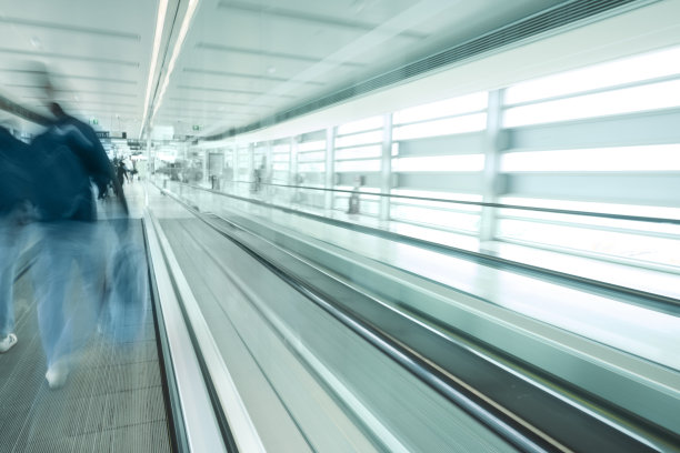 机场候机楼内可移动人行道图片下载