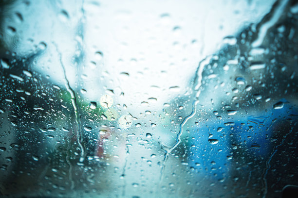 雨点在雨季落下。图片下载