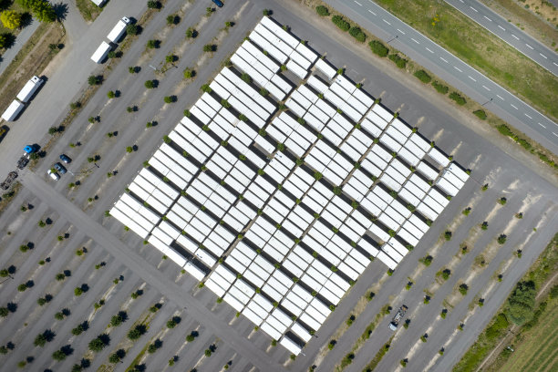 大型停车场和停放的集装箱和卡车拖车图片下载