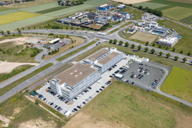 大型工业建筑和办公园区。发展中地区图片下载