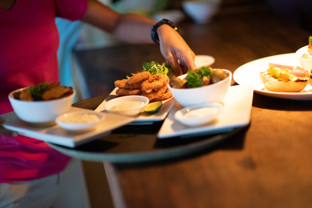 服务员在工作中图片下载