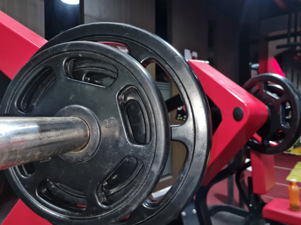 用健身器材上的负重板来训练胸肌图片下载