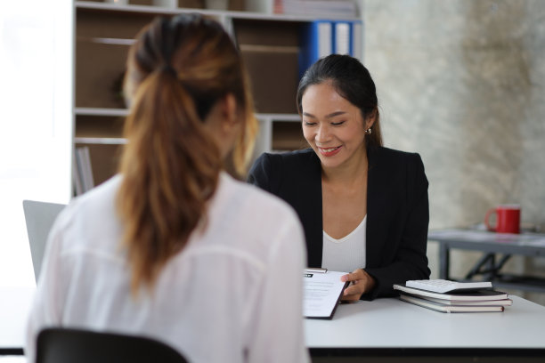 女经理在办公室讨论和面试新员工的求职者。图片下载