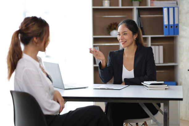 女经理在办公室讨论和面试新员工的求职者。图片下载