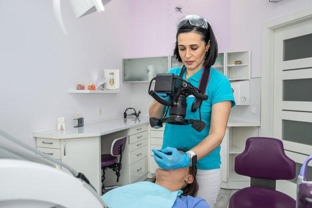 小女孩病人在牙科拍摄牙齿照片，以比较治疗过程。图片下载