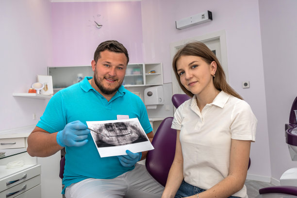 牙医展示了一张年轻病人的下颚照片。图片下载