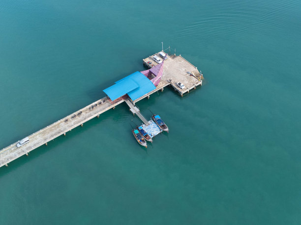 游艇和游轮停在码头的无人机鸟瞰图。交通和旅游背景，美丽的夏天大海。图片下载