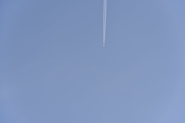 蓝天上飞机的航迹。客机的飞行图片下载
