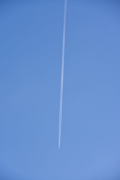 蓝天上飞机的航迹。客机的飞行图片下载