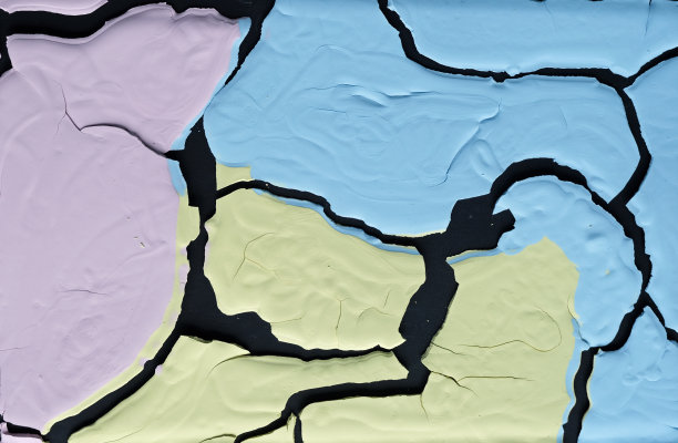 干裂的粉彩粉，蓝色，黄色在黑暗的背景上。抽象图案和纹理图片下载