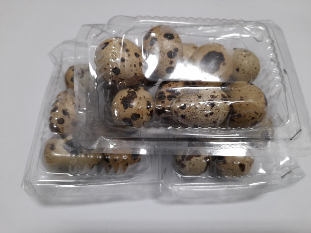 鹌鹑蛋在云母塑料白色背景图片下载