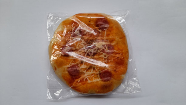 披萨面包在塑料视图从上面的白色背景图片下载