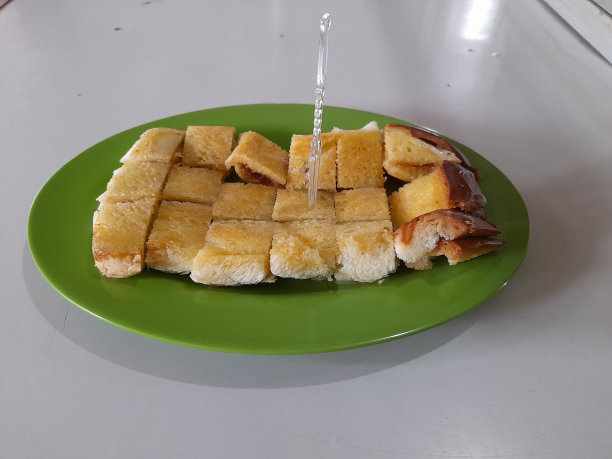 盘子上的吐司图片下载