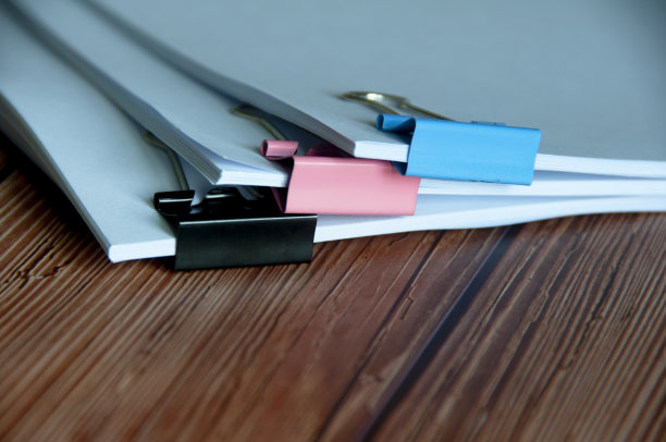 木桌上有一堆夹好的文件。复印空间和商务办公概念图片下载